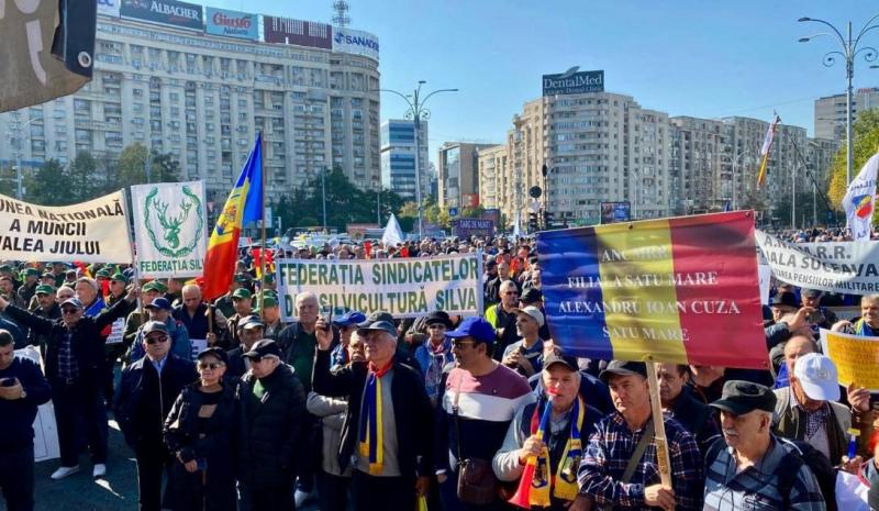 Bukarest utcáin tömegek gyűlnek össze, hogy kifejezzék elégedetlenségüket, hiszen különböző szakmai területek állami munkavállalói vonulnak fel.