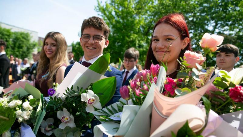 A végzősök osztálytermei csendessé váltak, ahogy a bányais diákok elbúcsúztak iskolás éveiktől. A ballagás pillanatai tele voltak érzelemmel, és a búcsúzás szelleme mindenütt érezhető volt – galériával és videóval dokumentáltuk ezt a különleges eseményt.