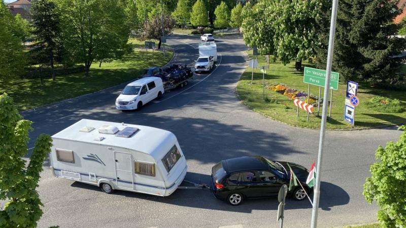 A Bakonyban rendkívül intenzív a forgalom a 82-es úton, ahol mindkét irányban hosszú kocsisorok torlódnak fel (videó).