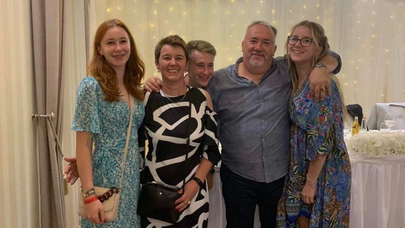 Anyák napján jött világra a háromgyermekes rendőrnő, aki éppen úgy védi a közösséget, ahogy anyai szívvel neveli csemetéit.