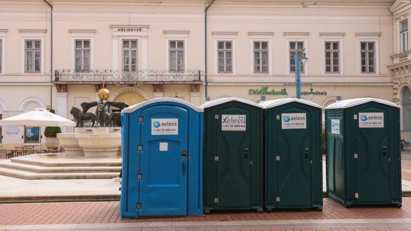 Kábel a rámpán, bódé a kirakatban, és a boltosok kíváncsian faggatják egymást: vajon tényleg erről szól a Borfesztivál?