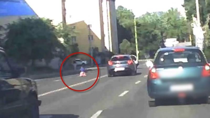 Fagyasztó pillanatok: Egy kisfiú Pécs utcáin, az autók között pörgeti játékmotorját (VIDEÓ)