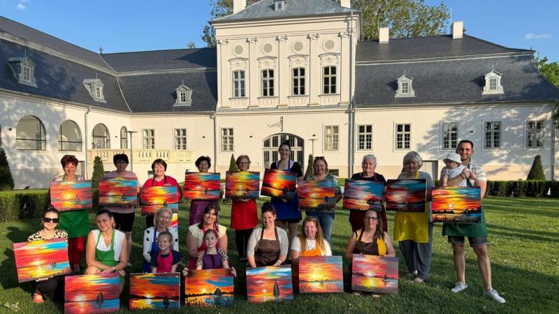 A Tisza-kastély varázslatos világában a színek életre keltek, mint egy festmény, amelyet a napfény csodálatos ecsetvonásai formálnak. A természet és az építészet harmonikus egyvelege szinte táncra perdíti a színpompás virágokat és a zöldellő fákat, míg a 