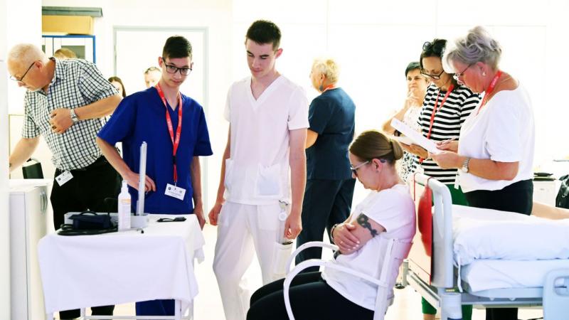 Szolnokon zajlott a jövő ápolóinak bemutatkozó rendezvénye, ahol a fiatal tehetségek megvillantották tudásukat és készségeiket. A rendezvény során a résztvevők különböző szimulációs gyakorlatokban és bemutatókban vettek részt, amelyek jól tükrözték az ápo