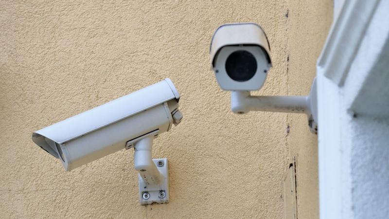 Pécs egyik boltjában biztonsági kamera rögzítette, ahogy a gyanúsított tolvajok garázdálkodnak. Az eset rávilágít a bolti lopások növekvő problémájára.