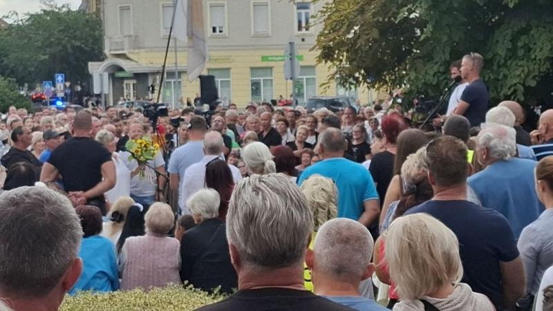 Szombathely városában nem mindennapi esemény zajlott: ünnepélyes keretek között átadták az önimádat Oscar-díját, amelyet Kocsis Máté és Magyar Péter közösen hoztak létre. Az esemény a helyi közélet színfoltjává vált, ahol a résztvevők a tükörbe nézve nemc