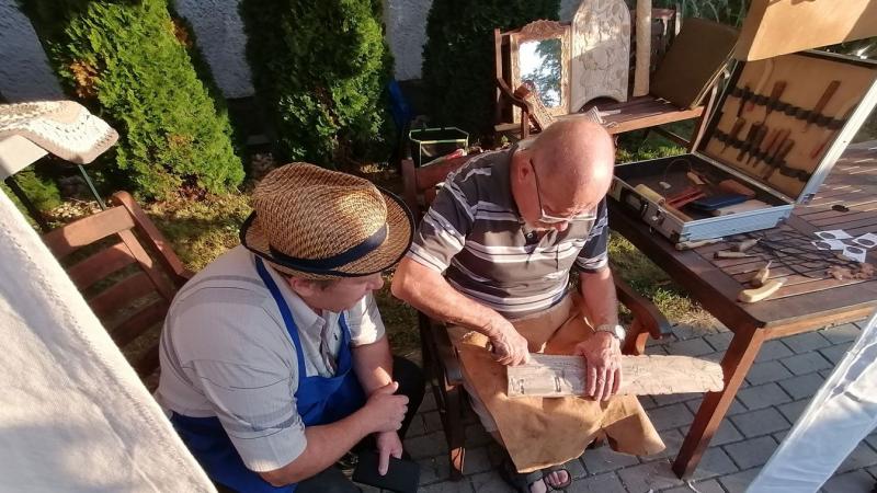 A Móri Bornapok varázslatos esemény, ahol a borkultúra és a művészetek különféle ágazatai találkoznak. Az ünnep szívében a helyi borászok remekművei állnak, de a bor mellett a művészetek is hangsúlyt kapnak. A rendezvény során festők, szobrászok és zenész