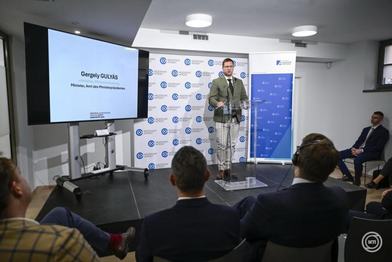 Gulyás Gergely kifejtette, hogy a német-magyar kapcsolatokban a fókusznak az együttműködésen kell lennie.