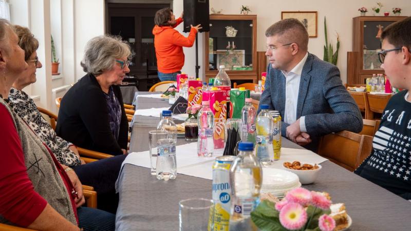 Együtt lenni mindig különleges élmény, és ezt a szellemiséget tükrözi a legutóbbi nyugdíjas nap, amelyet Pápocon rendeztek meg. Az esemény célja, hogy a közösség tagjai találkozzanak, beszélgessenek, és megosszák egymással életük tapasztalatait. A program