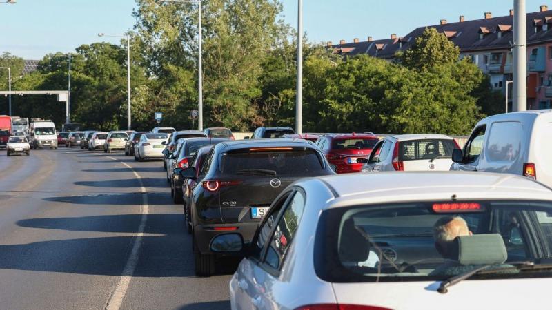 Miközben az M3-as autópálya arculata folyamatosan megújul, az autósok idegei egyre inkább a határokon feszülnek. A felújítási munkálatok és a torlódások egyaránt próbára teszik a türelmet, így a haladás helyett sokszor csak a várakozás marad.