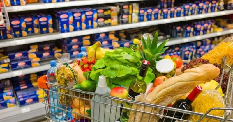 A boltok polcain semmi sem utal a repülőrajtra.