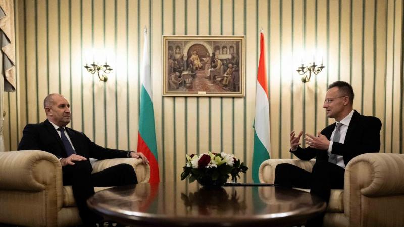 Szijjártó Péter kijelentette, hogy a brüsszeli nyomás ellenére Magyarország határozottan elutasítja az illegális migránsok befogadását.