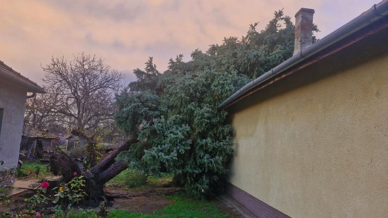 Mindössze néhány perc leforgása alatt 34 vészhívás futott be, és a településen súlyos károk keletkeztek.