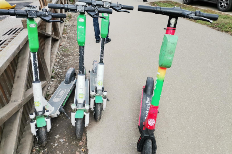 Decembertől kezdve várhatóan szigorúbb szabályok lépnek életbe az e-roller használókkal kapcsolatban, és így bírságot is kaphatnak a közlekedők.