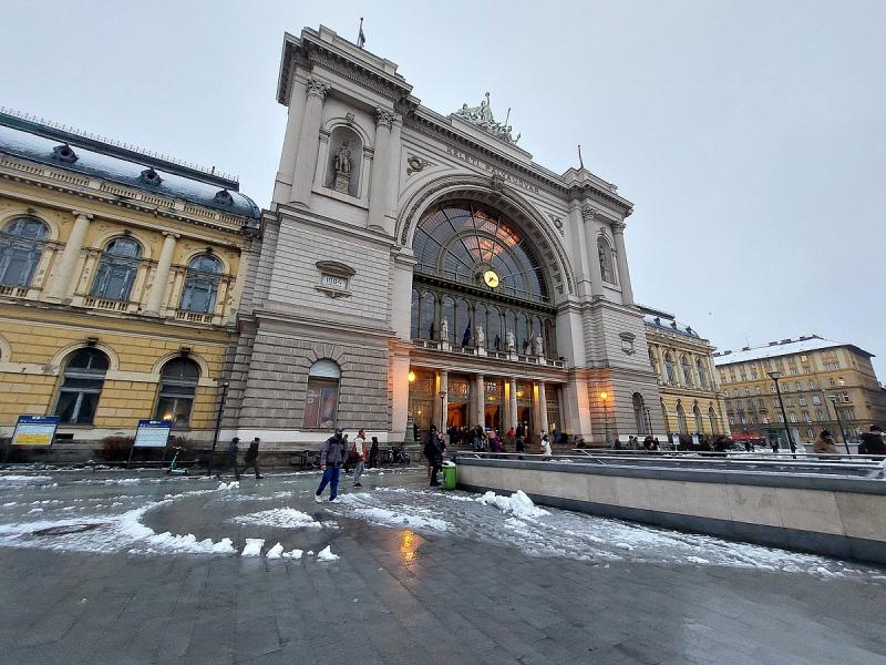 A hókáosz még mindig a nyakunkon: a MÁV figyelmeztet, hogy több vonalon jelentős késések várhatóak.