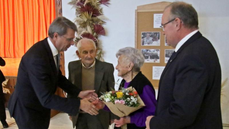 ZAOL - Az idősek életbölcsessége

Az idősebb generációk tapasztalata és tudása felbecsülhetetlen értéket képvisel a társadalomban. A szépkorúak élete során felhalmozott bölcsesség nem csupán tanulságos történetekből áll, hanem értékes tanácsokból is, amel