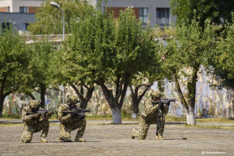 Oroszországnak való kémkedés vádjával öt év börtönbüntetésre ítéltek egy férfit, akinek ügye felkeltette a figyelmet. A Székelyhon hírportál beszámolója szerint a bíróság súlyosnak találta a vádakat, amelyek a nemzetbiztonság megsértésével kapcsolatosak. 