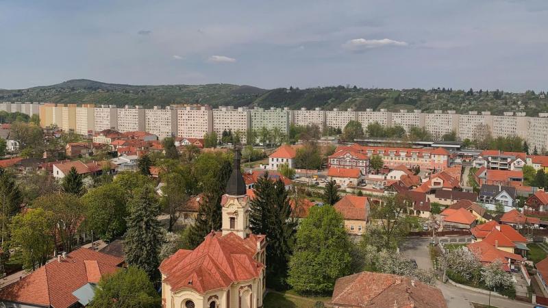 Valóra vált rémálom, ami a húszéves lánnyal történt az éjszaka sűrű fátylába burkolózva, a Villanyrendőrnél, Miskolc szívében. A csendes utcákban, ahol a fények táncoltak az árnyékokkal, a lány egyedül indult haza, ám az éjszaka sötét titkai hamarosan fel