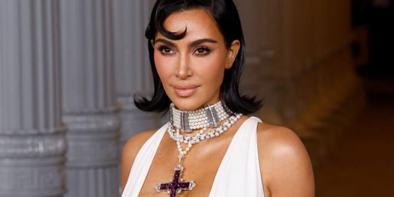 Kim Kardashian meglepte a rajongóit egy elképesztően bizarr karácsonyi videóval, amely sokkolta a nézőket.