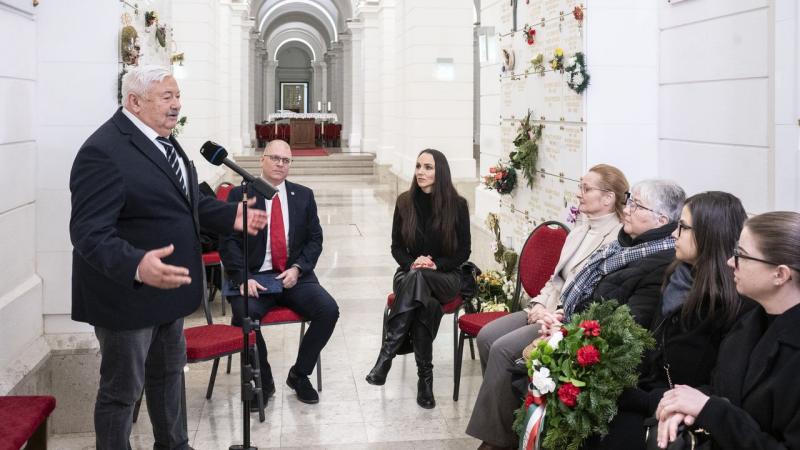 A tíz évvel ezelőtt elhunyt Buzánszky Jenő emlékére gyűlt össze az Aranycsapat Testület, hogy tiszteletüket tegyék a legendás labdarúgó előtt.