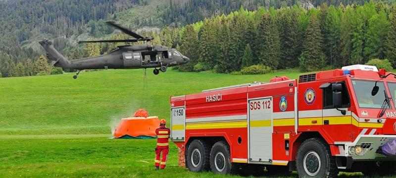 A hadsereg helikopterei is részt vesznek a hatalmas tátrai erdőtűz oltásában. | ma7.sk