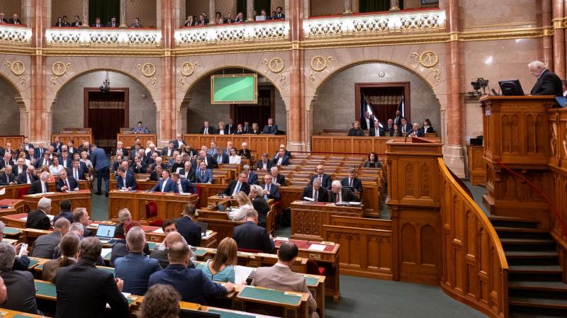 A parlament falai között éles eszmecsere bontakozik ki a közélet átláthatóságát érintő törvényjavaslat kapcsán. A képviselők szenvedélyesen érvelnek a transzparencia fontossága mellett, miközben mások a javaslat lehetséges hátrányaira hívják fel a figyelm