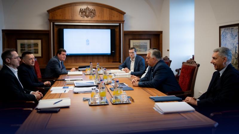 Orbán Viktor kijelentette, hogy Brüsszel kész megsegíteni Ukrajnát, még akkor is, ha ezt a lépést a magyar és az európai családok kárára teszi.