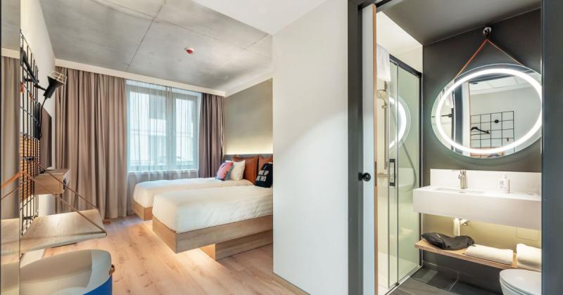 Bokrétaünnepség a Kazinczy utcában: új fejezet a Moxy Budapest Downtown fejlődésében

A Kazinczy utca színes forgatagában zajlott a Moxy Budapest Downtown legújabb fejlesztésének bokrétaünnepsége, amely egy új mérföldkövet jelent a város szálláshelyeinek 
