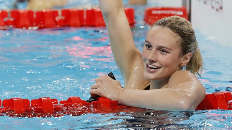 Summer McIntosh egy elképesztő teljesítménnyel hívta fel magára a figyelmet az úszás világában. Az őrült tempójú időeredményeivel igazi szenzációt keltett, és a sportág rajongói ámulattal figyelik, ahogy a fiatal tehetség folyamatosan újabb rekordokat dön