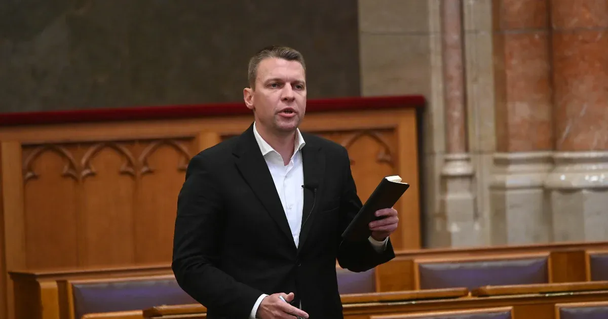 Menczer Magyar Péter figyelemreméltó és egyben mulatságos módon próbálja megnyerni a Kicsi Orbán Viktor tetszését, ami egyszerre szórakoztató és szomorú látványt nyújt. Az ő törekvései mintha egy komikus darab színpadán zajlanának, ahol a főszereplő minde