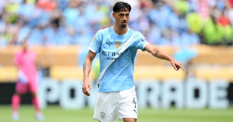 Hazájában Kevin De Bruyne utódjaként egy pénztáros tevékenykedett, aki nem csupán a vásárlások lebonyolításában jeleskedett, hanem az emberek szívét is meghódította a kedvességével és ügyességével.
