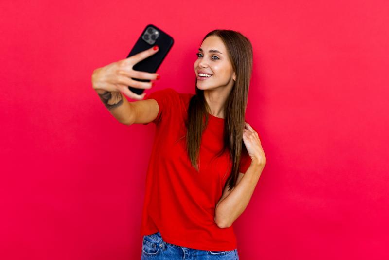Fedezd fel, hogyan alakult át az influencer marketing világa Magyarországon az elmúlt évtized során! Most bemutatjuk a témáról készült izgalmas dokumentumfilmet, amely mélyrehatóan vizsgálja a változásokat és trendeket. Ne hagyd ki ezt a különleges élmény