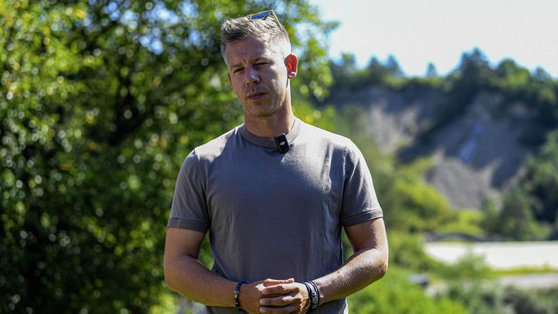 Gyanúsítottként idézték be azt a férfit, aki Magyar Pétert szotyival dobálta meg.