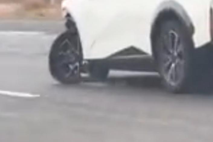 Rögzítették a gyorsaság szörnyét az autópályán – elképesztő, mivel a sebesség határait feszegette!