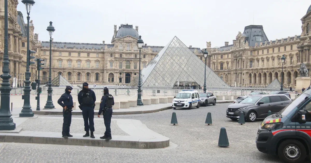 Nem a profi tolvajok, hanem Párizs északi külvárosában élő apró bűnözők hajtották végre a Louvre kifosztását.