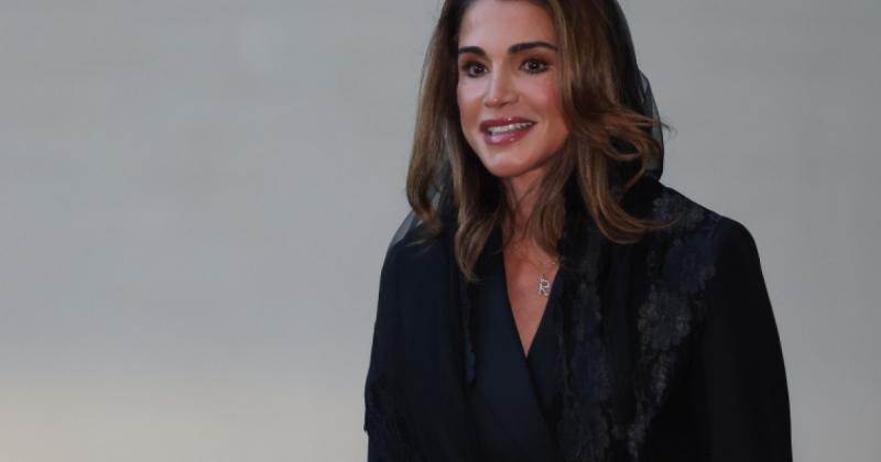 Ránija még a dán királynét is felülmúlta: magára öltötte a világ legelbűvölőbb piros ruháját, és olyan ragyogással tündökölt benne, mint egy igazi hollywoodi sztár.