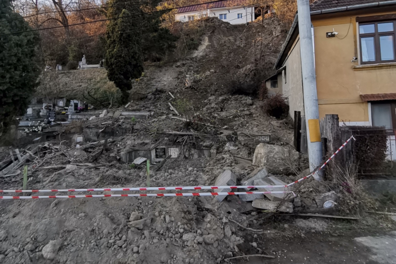 Földcsuszamlás a segesvári temető területén

A segesvári temetőben nem mindennapi esemény történt: a talaj megcsúszott, és ezzel együtt megrongálódott több síremlék is. A hirtelen esőzések és a talaj instabilitása miatt a föld megadta magát, ami aggodalma