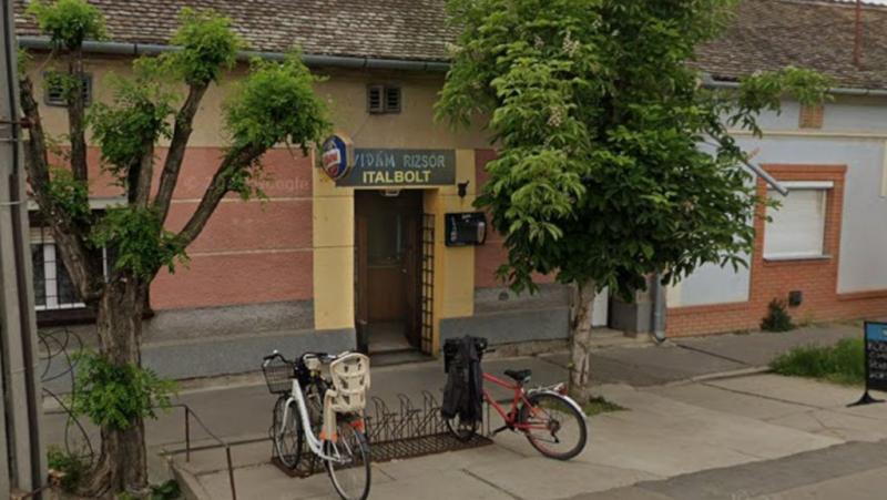 33 év után lehúzta a rolót Antal Imre kedvelt vásárhelyi kocsmája | Színes történetek

Antal Imre kocsmája, amely három évtizeden át a helyi közösség találkozóhelye volt, végleg bezárta kapuit. A barátságos légkör és a jókedvű beszélgetések emlékét sokan 