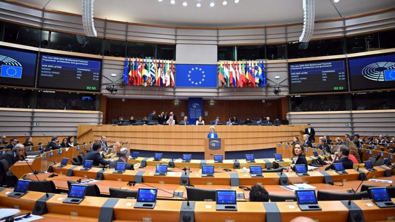 Az Európai Parlament javaslata szerint a biztonságos abortusz alapjogként való elismerése kerülne napirendre. Ez a lépés jelentős hatással lehet a nők reproduktív jogaira, és biztosítaná, hogy minden nő hozzáférjen a megfelelő egészségügyi szolgáltatásokh