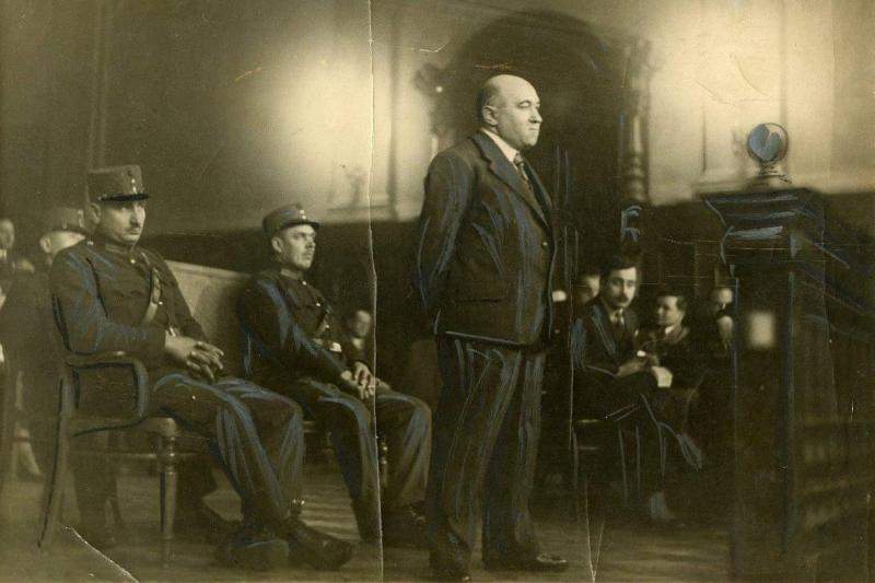 Rákosi Mátyás túlélésének titka a manipuláció és a hatalom mesteri kihasználása volt, amelyet a politikai perek eszközeivel biztosított. Ezek a perek nem csupán a jogi keretek között zajlottak, hanem a társadalmi és politikai légkör megfélemlítésére is sz