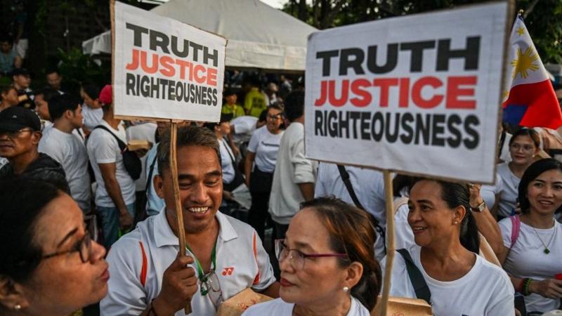 Több százezer ember vonult utcára a Fülöp-szigeteken, hogy hangot adjon elégedetlenségének a korrupcióval szemben. A megmozdulás során sokan felszólaltak a tisztességes kormányzásért, és követelték a változást. A demonstrációkról videós beszámoló is készü